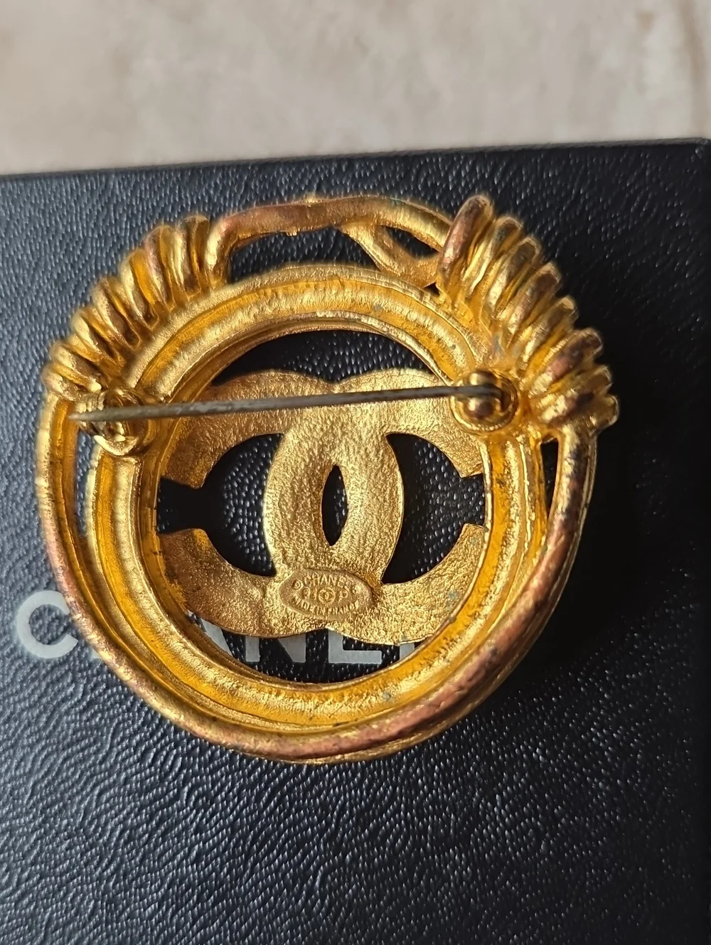 CHANEL Coco Mark Gold-Tone Interlocking CC Rope Circle Brooch